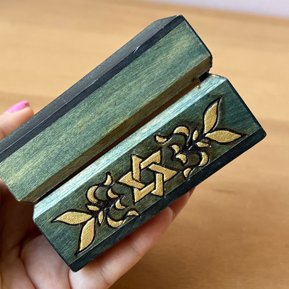 VINTAGE ISRAEL WOOD DECORATIVE BOX MENORAH MAGEN DAVID STAR OF DAVID GREEN GOLD - Picture 14 of 16